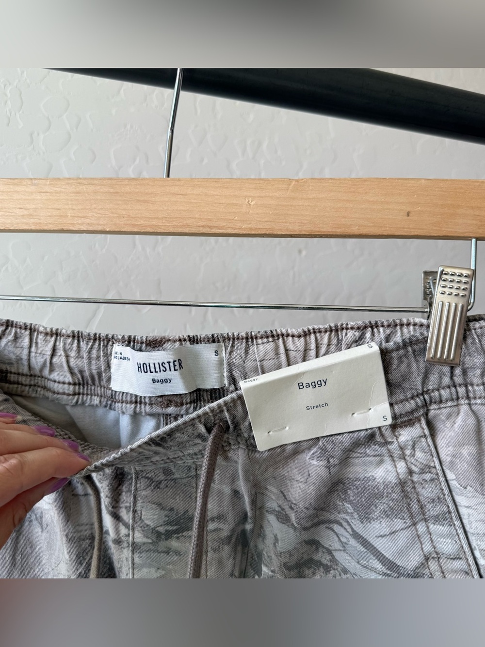 Hollister Men's Super Baggy Camo Cargo Pants - Picture 5 of 9
